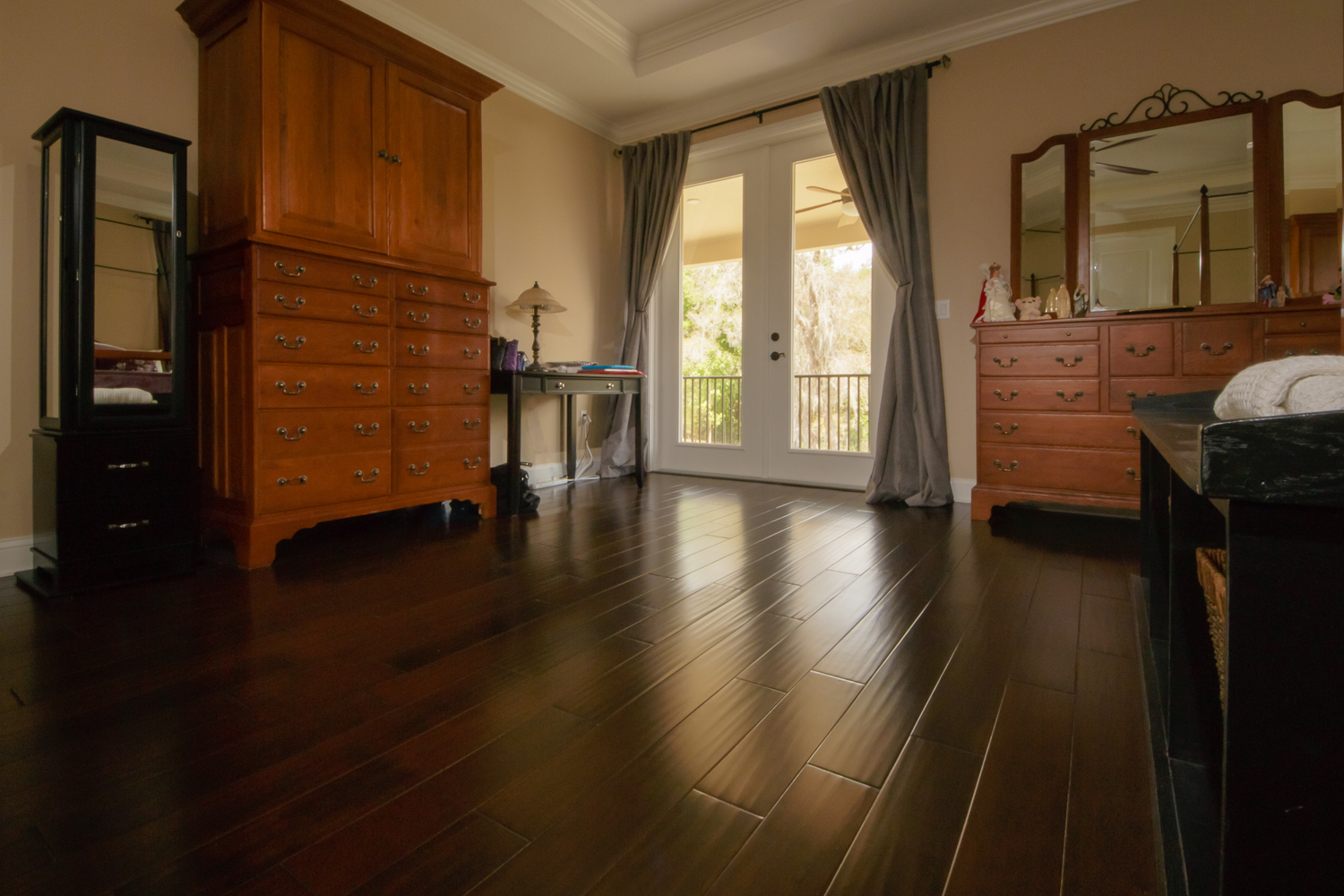 Spanish Hickory Blackhills Wood Flooring in Bedroom with Amorie